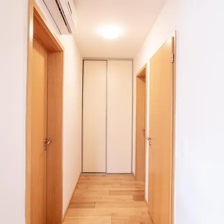 Apartman Modern 2-bedroom - Fully Outfitted - Free Parking