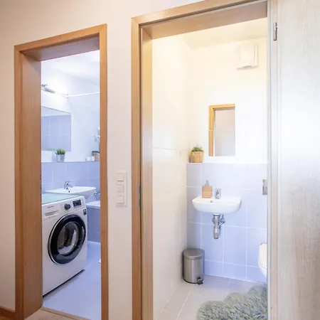 Modern 2-bedroom - Fully Outfitted - Free Parking * ブラチスラヴァ