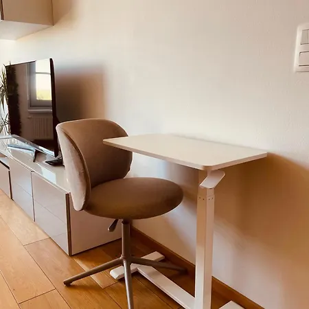 Modern 2-bedroom - Fully Outfitted - Free Parking Lägenhet *