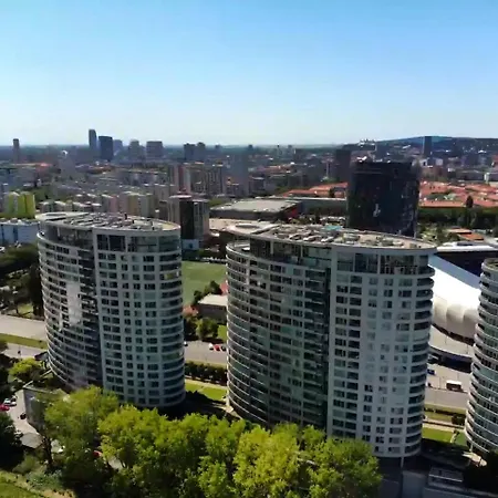 Modern 2-bedroom - Fully Outfitted - Free Parking 布拉迪斯拉发